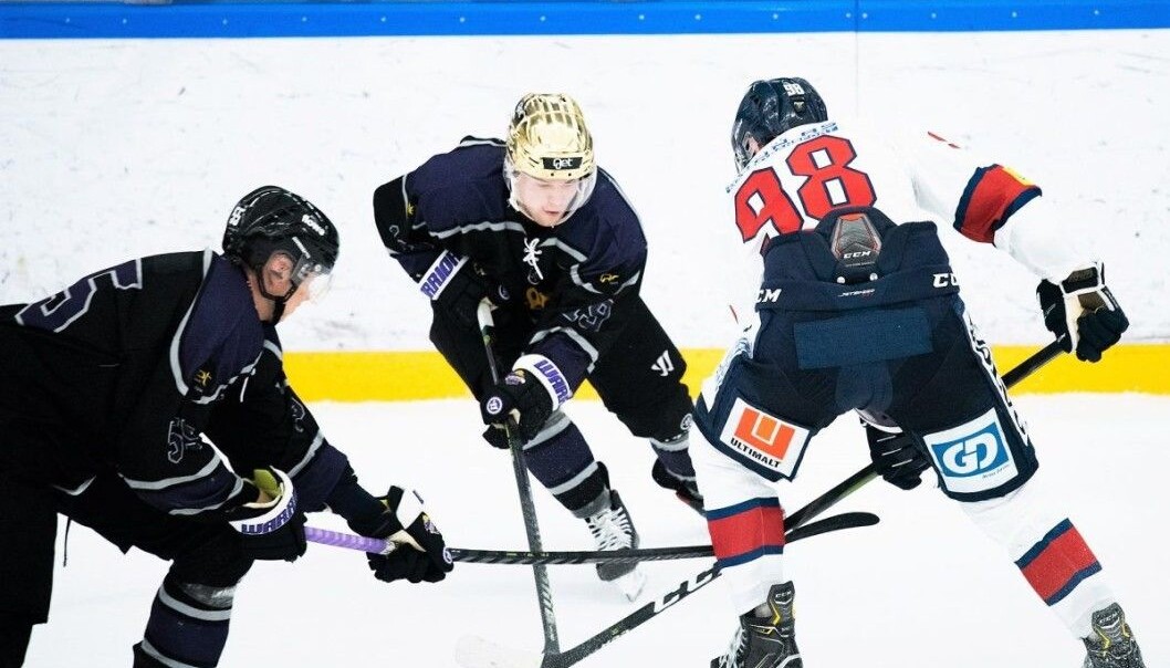Jesper Øhrwall (med gullhjelm) scoret sitt siste mål for Grüner da storebror Vålerenga ble ydmyket 5-1 av laget fra Løkka. Jesper Øhrwall (med gullhjelm) scoret sitt siste mål for Grüner da storebror Vålerenga ble ydmyket 5-1 av laget fra Løkka.