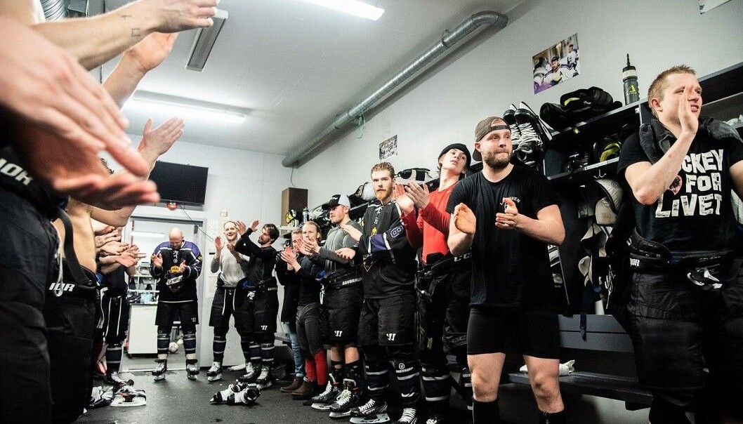 Jubel i Grüners garderobe etter 5-1 over Vålerenga. Öhrwall scoret det siste målet for laget fra Grünerløkka. Jubel i Grüners garderobe etter 5-1 over Vålerenga. Öhrwall scoret det siste målet for laget fra Grünerløkka.