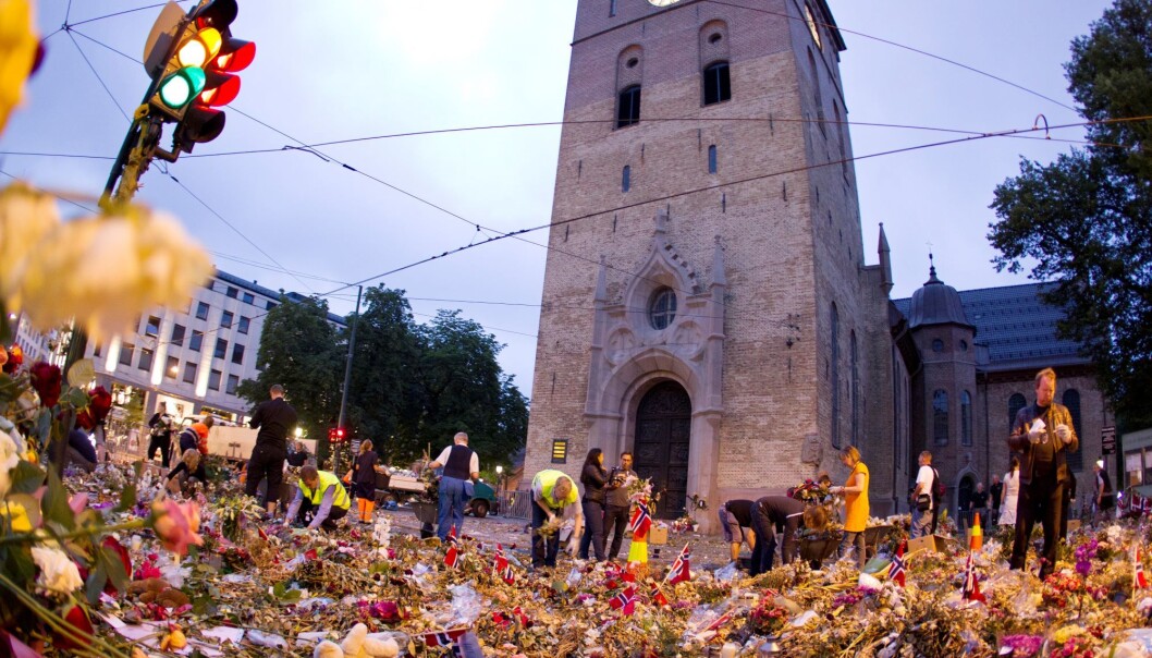 Etter angrepene 22. juli 2011 ble blomstene og lysene ved Oslo domkirke et symbol på det norske folkets sorgreaksjon. Etter angrepene 22. juli 2011 ble blomstene og lysene ved Oslo domkirke et symbol på det norske folkets sorgreaksjon.