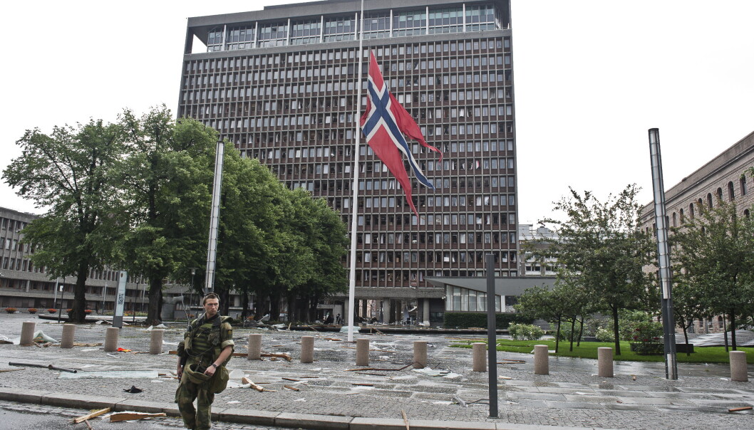 Flagget på halv stang foran et ødelagt regjeringskvartal 22. juli 2011. I dag blir navnene på alle de 77 drepte lest opp. Flagget på halv stang foran et ødelagt regjeringskvartal 22. juli 2011. I dag blir navnene på alle de 77 drepte lest opp.