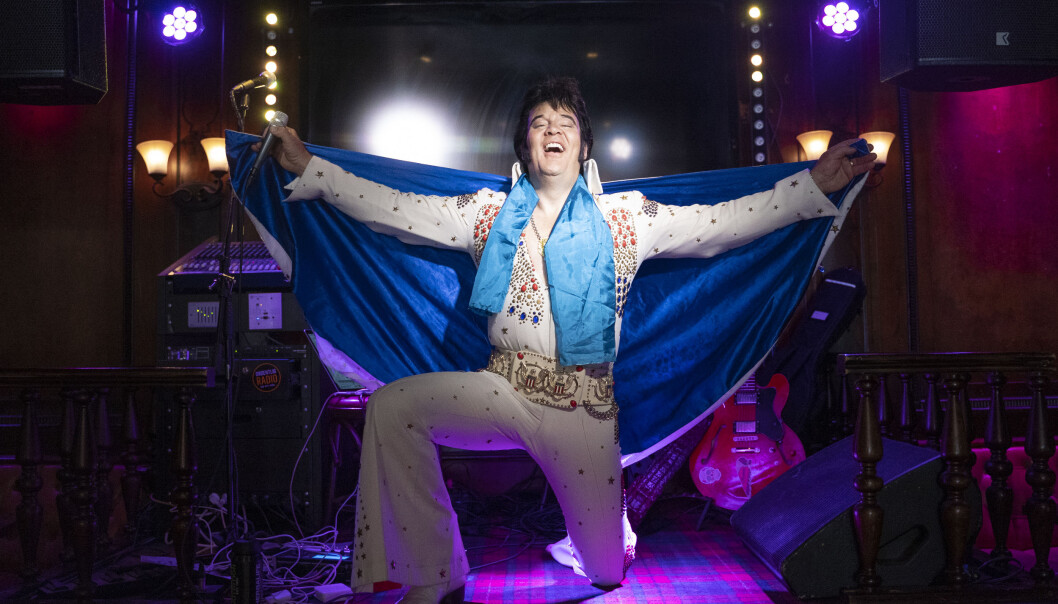 Kjell Elvis forberedt seg godt, både fysisk og mentalt. Nå gjenstår det å se om han og stemmen vil holde ut til kl. 11 lørdag morgen. Kjell Elvis forberedt seg godt, både fysisk og mentalt. Nå gjenstår det å se om han og stemmen vil holde ut til kl. 11 lørdag morgen.