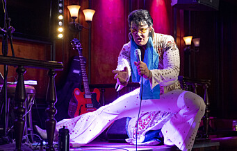 Fra The Scotsman på Karl Johan, er Kjell Elvis i gang med å sette verdensrekord i Elvis-synging