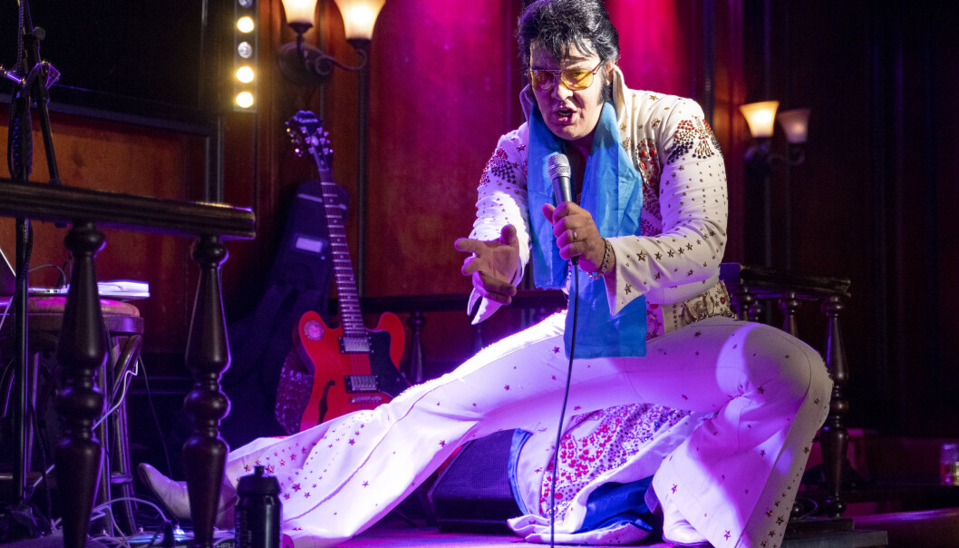 Det var full fart for Kjell Elvis da han kl. 8 torsdag morgen startet verdensrekordforsøket i Elvis-synging på baren Scotsman. Det var full fart for Kjell Elvis da han kl. 8 torsdag morgen startet verdensrekordforsøket i Elvis-synging på baren Scotsman.