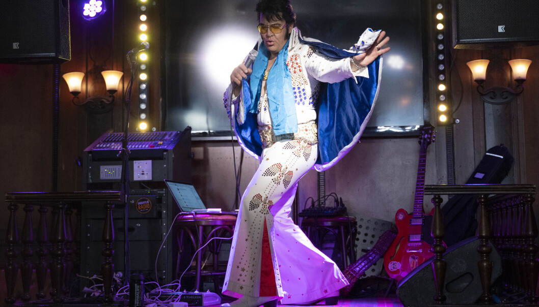 Skal Kjell Elvis bli ny verdensrekordholder i Elvis-synging, må han holde ut i over 43 timer. Det ambisiøse målet er å synge i 50 timer i strekk. Skal Kjell Elvis bli ny verdensrekordholder i Elvis-synging, må han holde ut i over 43 timer. Det ambisiøse målet er å synge i 50 timer i strekk.
