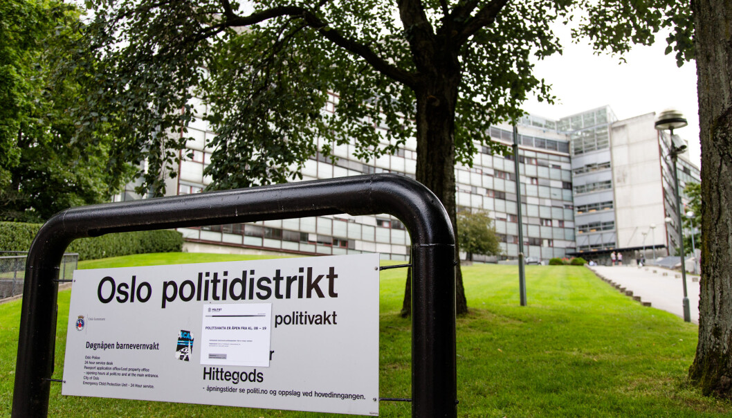 Mannen i 40-årene døde etter å ha blitt innbrakt til arresten ved Grønland politistasjon. Mannen i 40-årene døde etter å ha blitt innbrakt til arresten ved Grønland politistasjon.