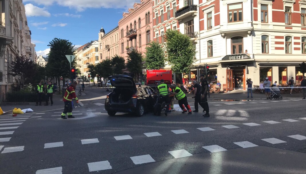 Brannmannskap brannsikrer ulykkesstedet. Brannmannskap brannsikrer ulykkesstedet.