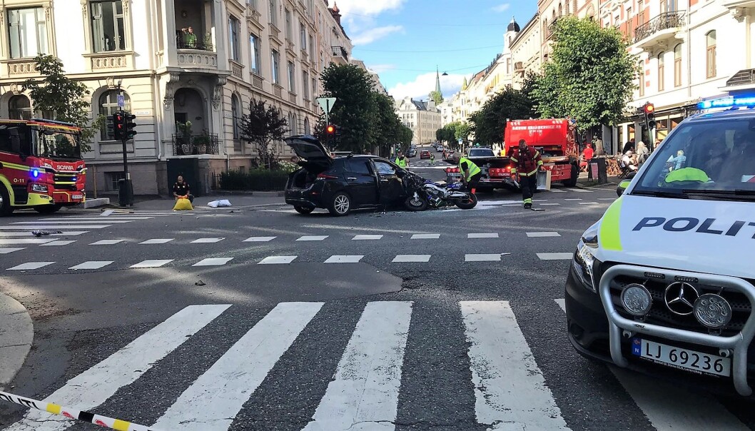 Alvorlig ulykke idet bil og motorsykkel kolliderte front mot front i Bygdøy allé. Alvorlig ulykke idet bil og motorsykkel kolliderte front mot front i Bygdøy allé.
