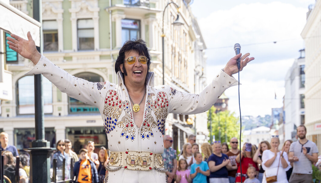Men etter en natt med nærmest uavbrutt synging, gjenstår det fortsatt enda ett døgn for å nå målet på 50 timer med Elvis-synging. Men etter en natt med nærmest uavbrutt synging, gjenstår det fortsatt enda ett døgn for å nå målet på 50 timer med Elvis-synging.