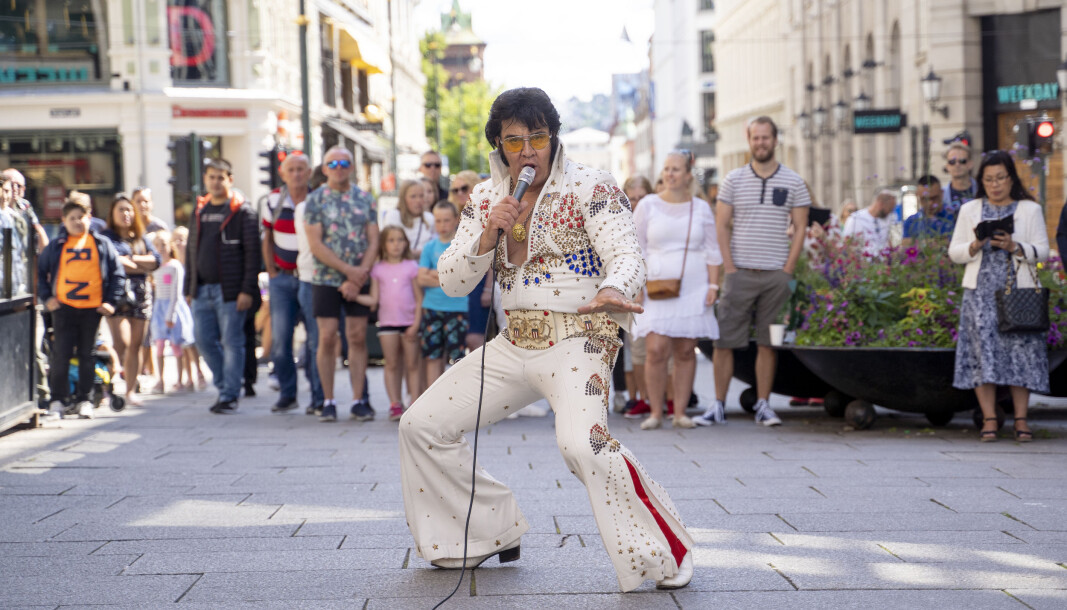 Skuelystne kunne torsdag ettermiddag få med seg Kjell Elvis sitt verdensrekordforsøk i Elvis-synging på baren the Scotsman Oslo. Skuelystne kunne torsdag ettermiddag få med seg Kjell Elvis sitt verdensrekordforsøk i Elvis-synging på baren the Scotsman Oslo.