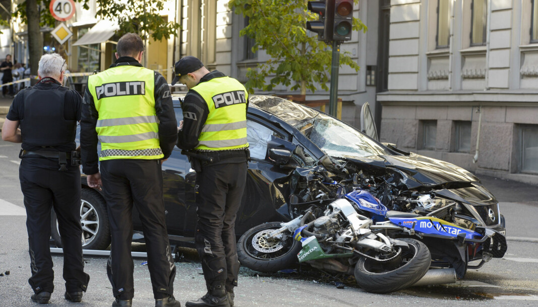 Både bil og motorsykkel ble smadret som følge av kollisjonen.