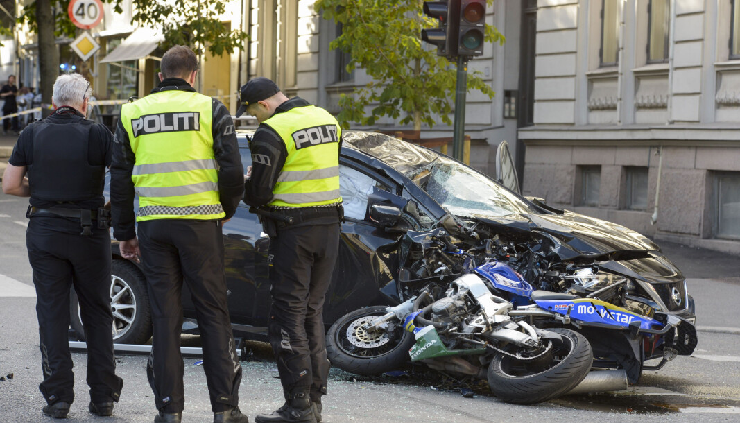 Både bil og motorsykkel ble smadret som følge av kollisjonen. Både bil og motorsykkel ble smadret som følge av kollisjonen.