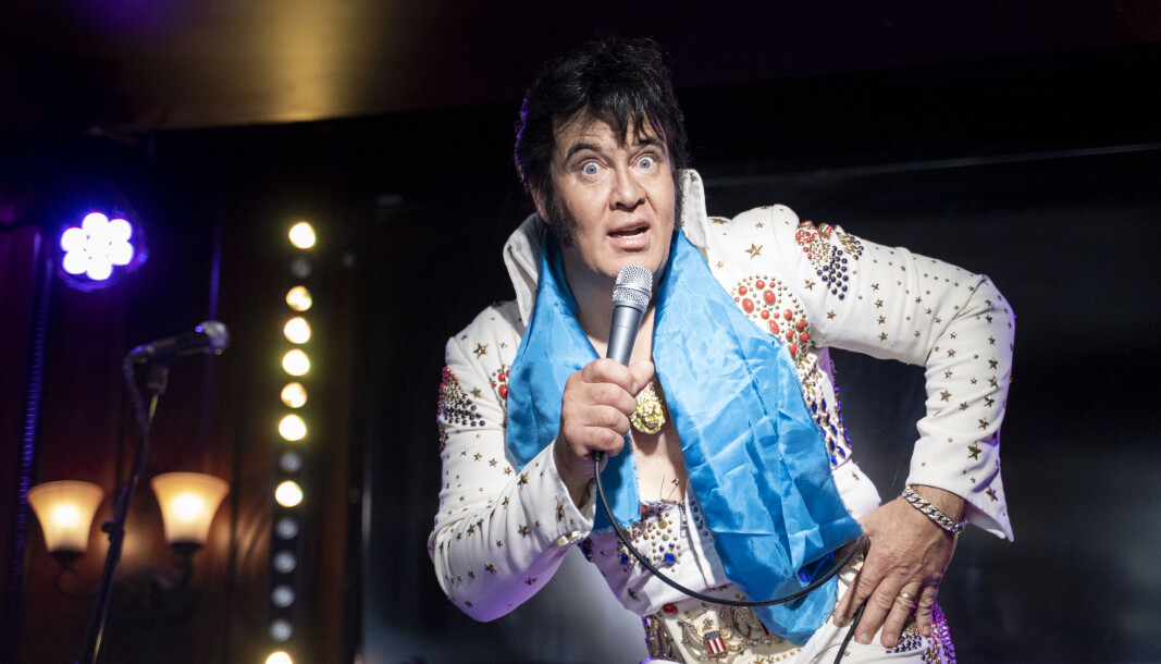 Kjell Elvis heter egentlig Kjell Henning Bjørnestad. Han har de siste tiårene gjort seg kjent som Elvis-imitator. Nå forsøker han å sette verdensrekord i å synge Elvis kontinuerlig i over to døgn i strekk. Kjell Elvis heter egentlig Kjell Henning Bjørnestad. Han har de siste tiårene gjort seg kjent som Elvis-imitator. Nå forsøker han å sette verdensrekord i å synge Elvis kontinuerlig i over to døgn i strekk.