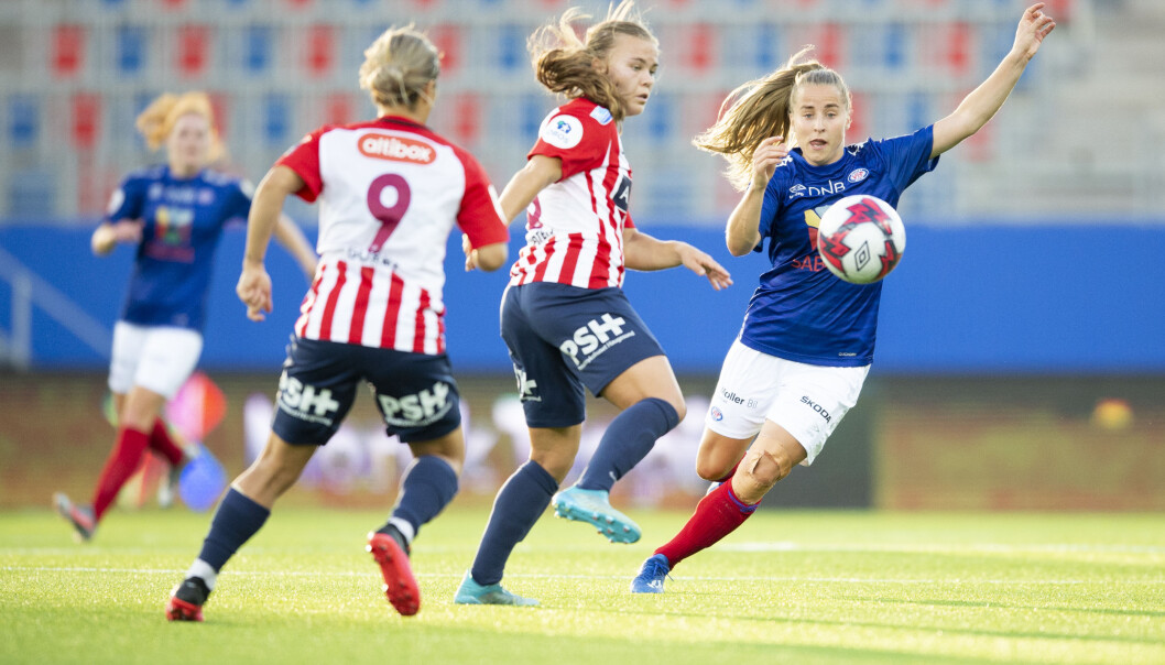 Avaldsness Nathalie Utvik og Vålerengas Sigrid Heien Hansen under toppseriekampen i fotball mellom Vålerenga og Avaldsnes på Intility arena. Avaldsness Nathalie Utvik og Vålerengas Sigrid Heien Hansen under toppseriekampen i fotball mellom Vålerenga og Avaldsnes på Intility arena.