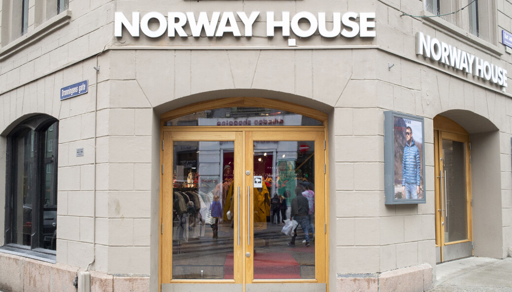 Norway Shops solgte bustete troll, korketrekkere med norske flagg, ostehøvler og klær med norske motiver rettet mot utenlandske turister. Norway Shops solgte bustete troll, korketrekkere med norske flagg, ostehøvler og klær med norske motiver rettet mot utenlandske turister.