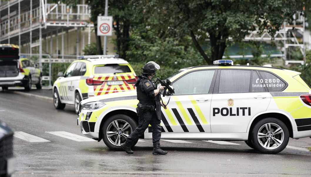 Flere patruljer og bevæpnet politi jakter flere personer etter skytingen ved Carl Berner. Flere patruljer og bevæpnet politi jakter flere personer etter skytingen ved Carl Berner.