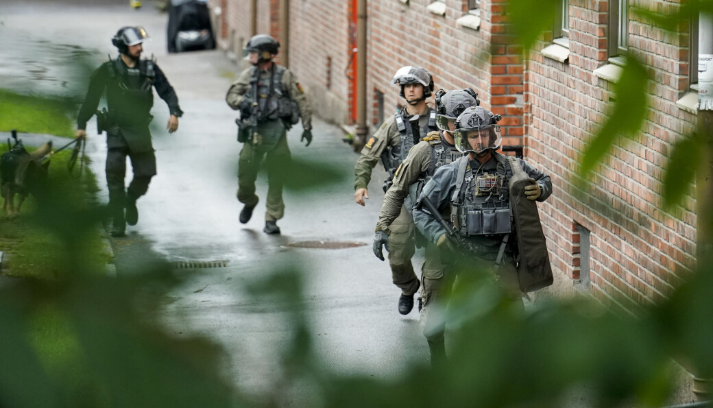 Delta-gruppen og sju politipatruljer søkte gjennom flere oppganger like ved leiligheten i Christian Michelsens gate. Delta-gruppen og sju politipatruljer søkte gjennom flere oppganger like ved leiligheten i Christian Michelsens gate.