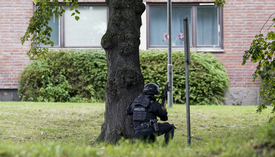 Bevæpnet politi på plass i strøket ved leiligheten der en 40-åring ble skutt i armen tirsdag ettermiddag. Bevæpnet politi på plass i strøket ved leiligheten der en 40-åring ble skutt i armen tirsdag ettermiddag.