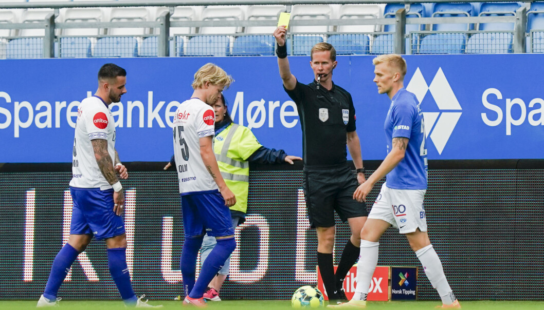 Vålerengas Odin Thiago Holm får gult kort av dommer Kristoffer Hagenes under eliteseriekampen i fotball mellom Molde og Vålerenga på Aker stadion. Vålerengas Odin Thiago Holm får gult kort av dommer Kristoffer Hagenes under eliteseriekampen i fotball mellom Molde og Vålerenga på Aker stadion.