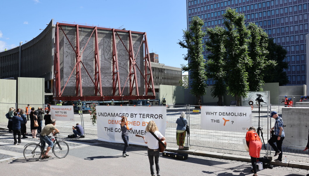 Kunstverket «Fiskerne» er i ferd med å fjernes fra Y-blokka. Kunstverket «Fiskerne» er i ferd med å fjernes fra Y-blokka.