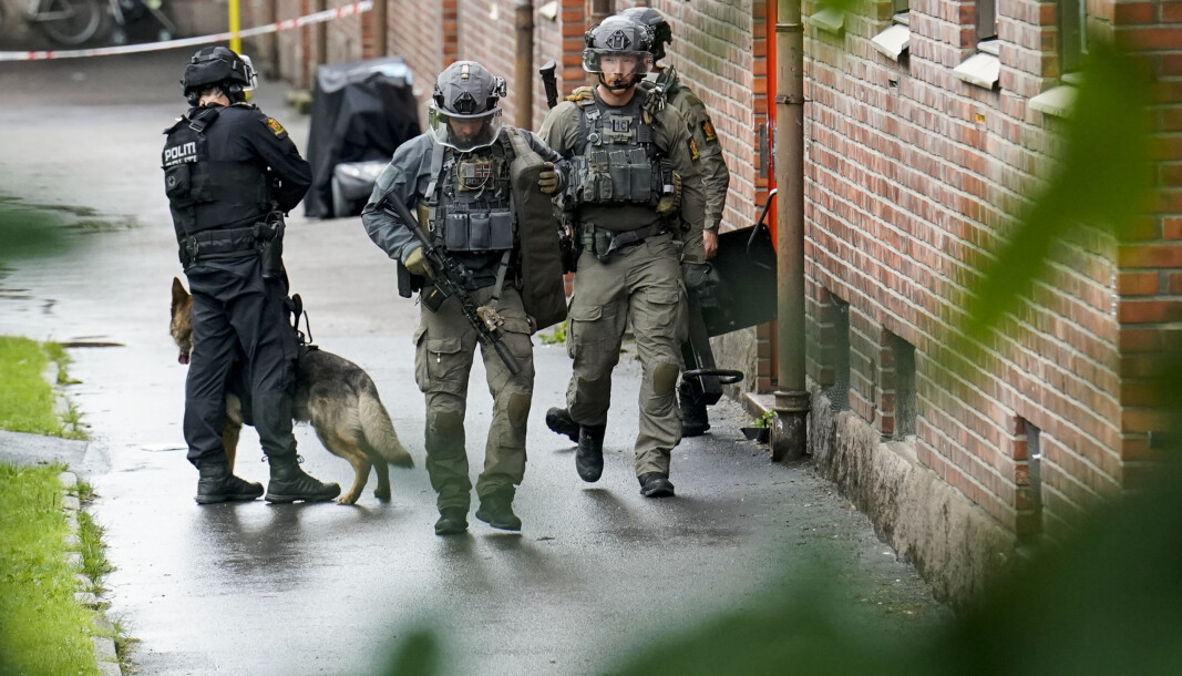 Store politistyrker rykket ut etter at en mann ble skutt i en leilighet i Oslo på tirsdag. Store politistyrker rykket ut etter at en mann ble skutt i en leilighet i Oslo på tirsdag.