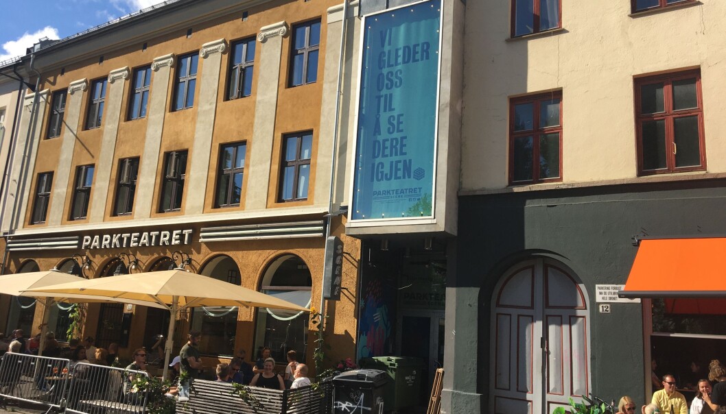 Parkteatret har klart å utnytte sin lille glippe. De har laget en inngang og bruker tomrommet over til annonsering. Parkteatret har klart å utnytte sin lille glippe. De har laget en inngang og bruker tomrommet over til annonsering.