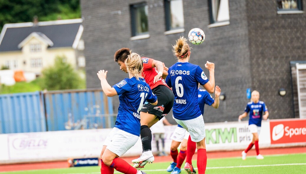 Vålerenga-forsvaret storspilte mot Arna Bjørnar lørdag ettermiddag. Her har Maruschka Waldus og Ingebjörg Sigurdadottir full kontroll på hjemmelagets angripere. Vålerenga-forsvaret storspilte mot Arna Bjørnar lørdag ettermiddag. Her har Maruschka Waldus og Ingebjörg Sigurdadottir full kontroll på hjemmelagets angripere.