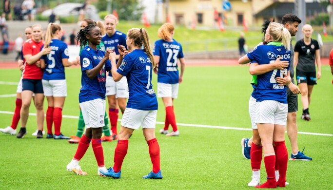 Vålerenga-spillerne var svært godt fornøyde med å innta andreplassen i Toppserien etter lørdagens bortemøte med Arna Bjørnar. Vålerenga-spillerne var svært godt fornøyde med å innta andreplassen i Toppserien etter lørdagens bortemøte med Arna Bjørnar.