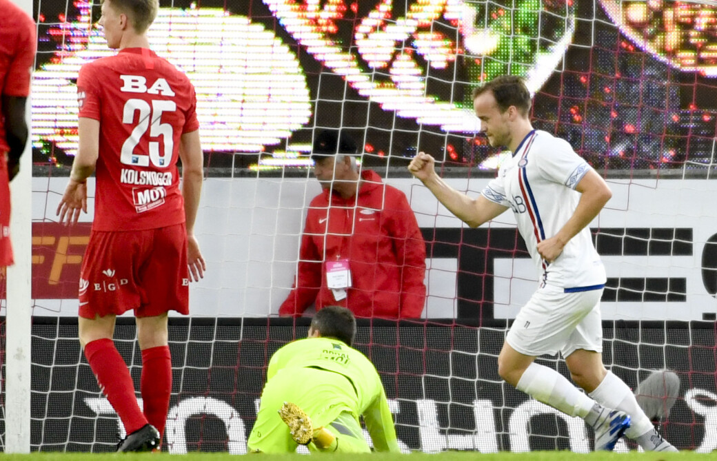 Håkon Opdal ser langt etter ballen fra tidligere Brann-spiller Bård Finne. Med to straffemål sikret Finne seier og tre viktige poeng for Vålerenga. Håkon Opdal ser langt etter ballen fra tidligere Brann-spiller Bård Finne. Med to straffemål sikret Finne seier og tre viktige poeng for Vålerenga.