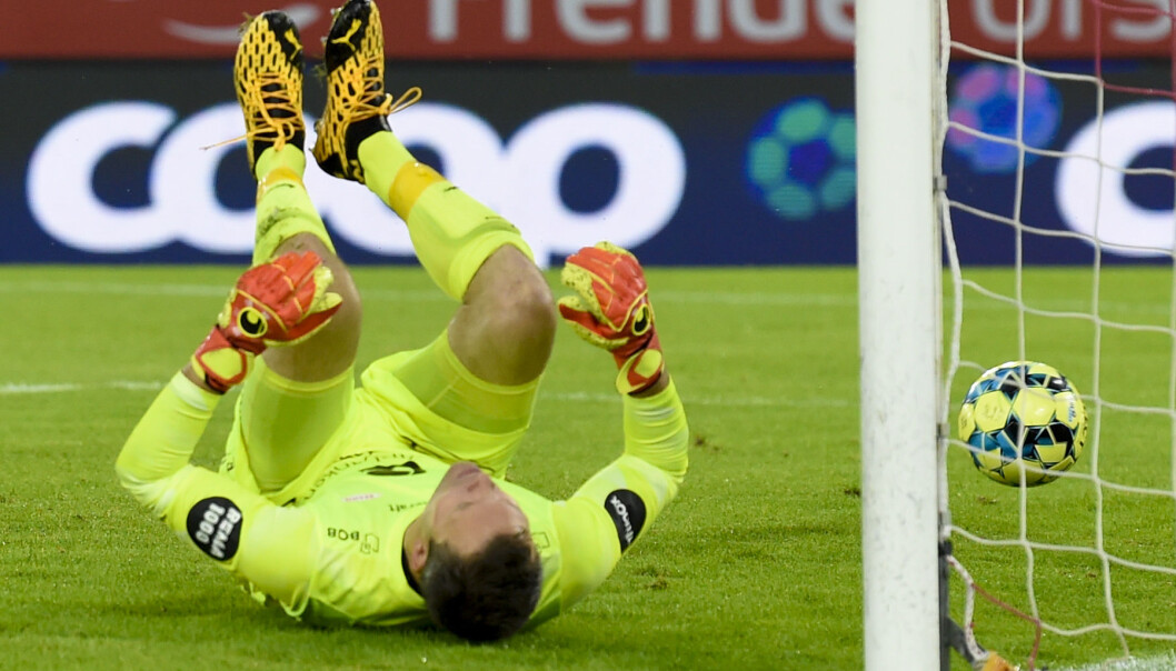 Brann-keeper Håkon Opdal konstaterer at Bård Finne har satt ballen bak ham for andre gang. Brann-keeper Håkon Opdal konstaterer at Bård Finne har satt ballen bak ham for andre gang.