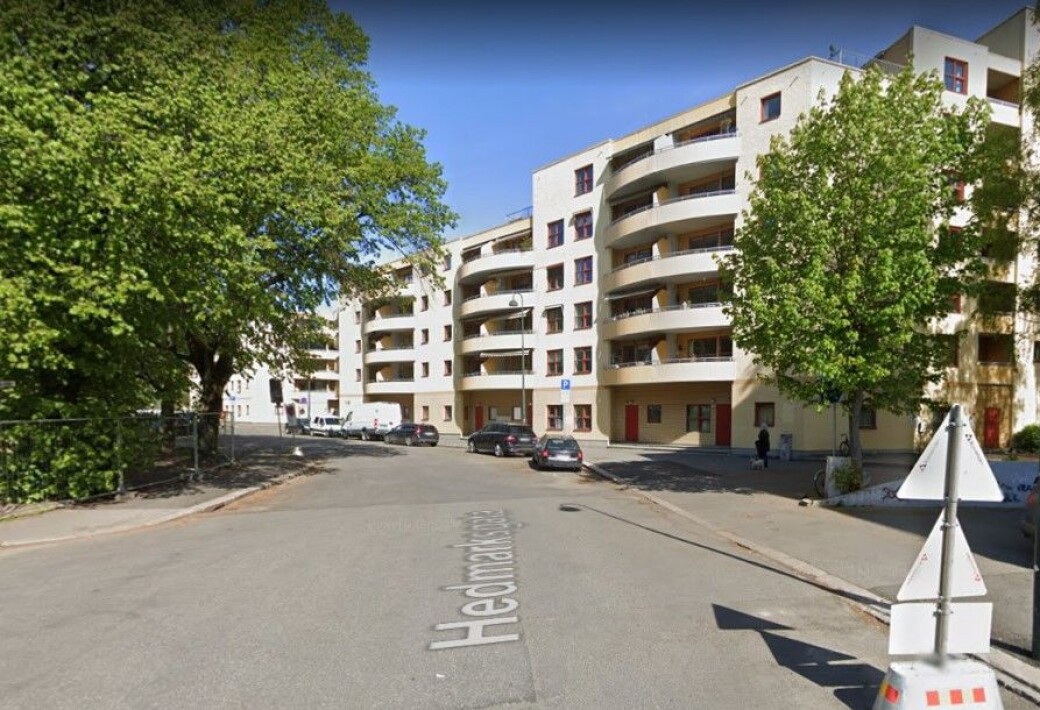 Mannen som ble stukket fikk behandling av ambulanse på stedet. — Han anses som lettere skadd, opplyser politiet. Mannen som ble stukket fikk behandling av ambulanse på stedet. — Han anses som lettere skadd, opplyser politiet.