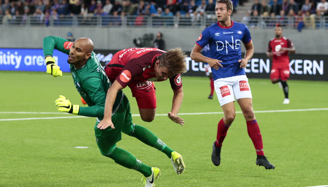 Branns Steffen Lie Sklevik stuper inn bak Adam Larsen Kwarasey i en seriekamp i 2018. Branns Steffen Lie Sklevik stuper inn bak Adam Larsen Kwarasey i en seriekamp i 2018.