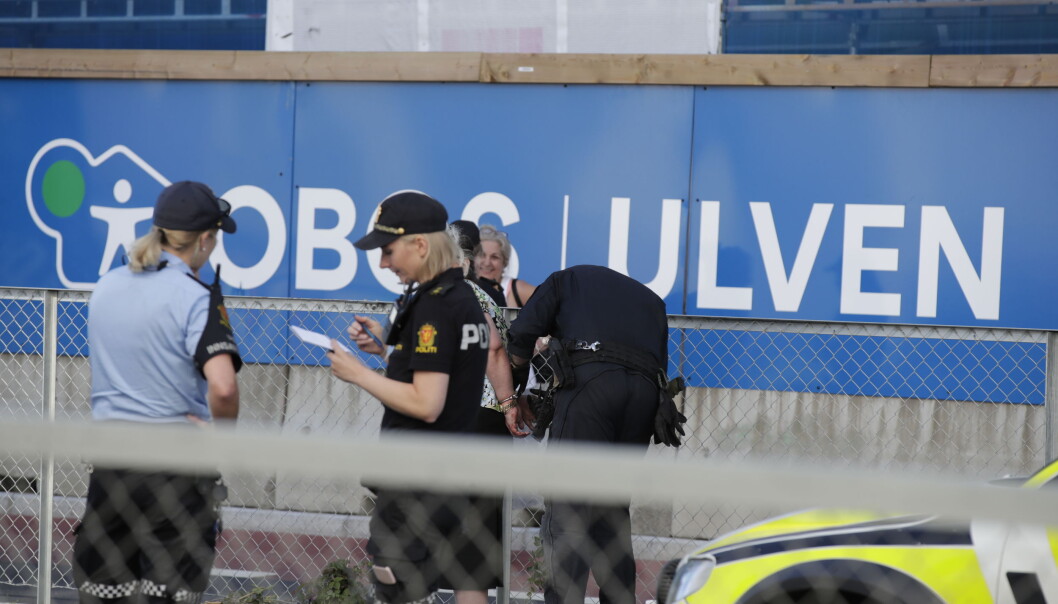 Politiet opplyser at en kollisjon mellom to biler i forkant trolig har utløst volden. Politiet opplyser at en kollisjon mellom to biler i forkant trolig har utløst volden.