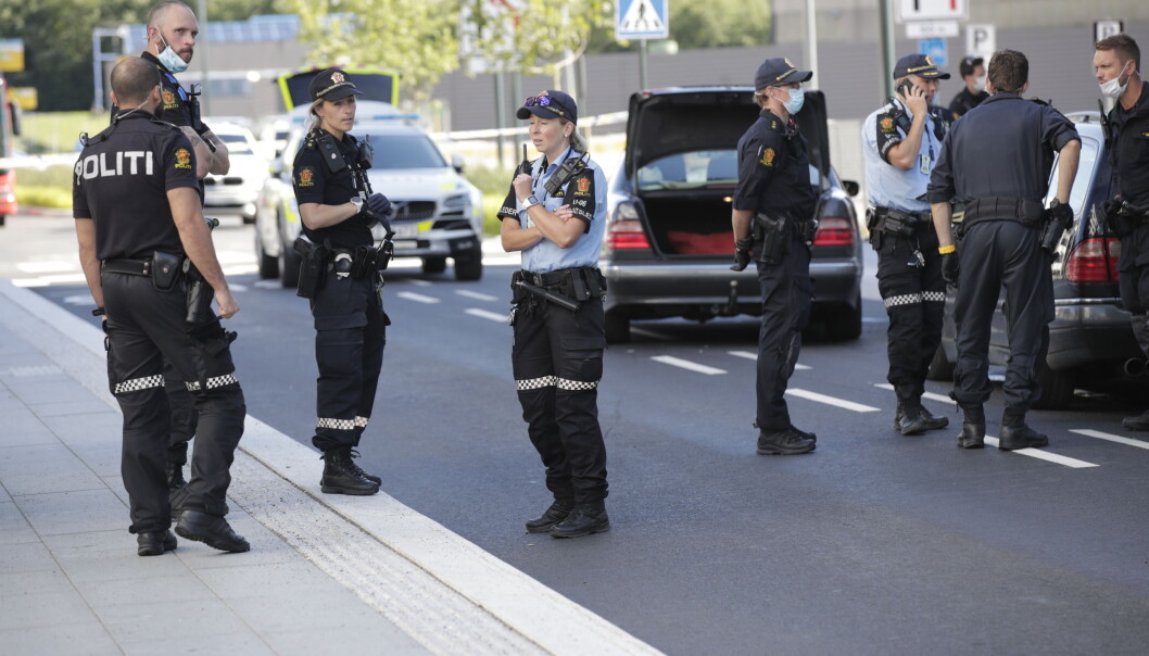 Storepolitistyrker rykket ut til to masseslagsmål på Økern og Ulven tirsdag ettermiddag. Tre personer har fått lettere knivskader i voldshendelsene. Storepolitistyrker rykket ut til to masseslagsmål på Økern og Ulven tirsdag ettermiddag. Tre personer har fått lettere knivskader i voldshendelsene.