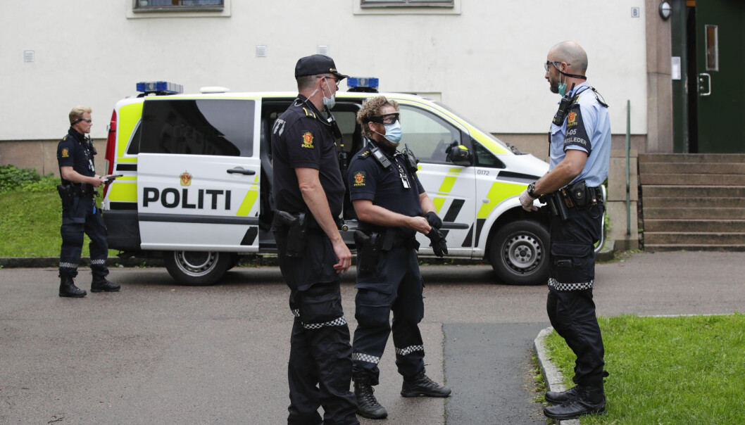 Politiet i Oslo utlyste 100 stillinger, men fikk 16 ganger flere enn søkere. Her er politifolk i jobb onsdag etter melding om at en person skulle ha blitt slått med en jernstang. Politiet i Oslo utlyste 100 stillinger, men fikk 16 ganger flere enn søkere. Her er politifolk i jobb onsdag etter melding om at en person skulle ha blitt slått med en jernstang.