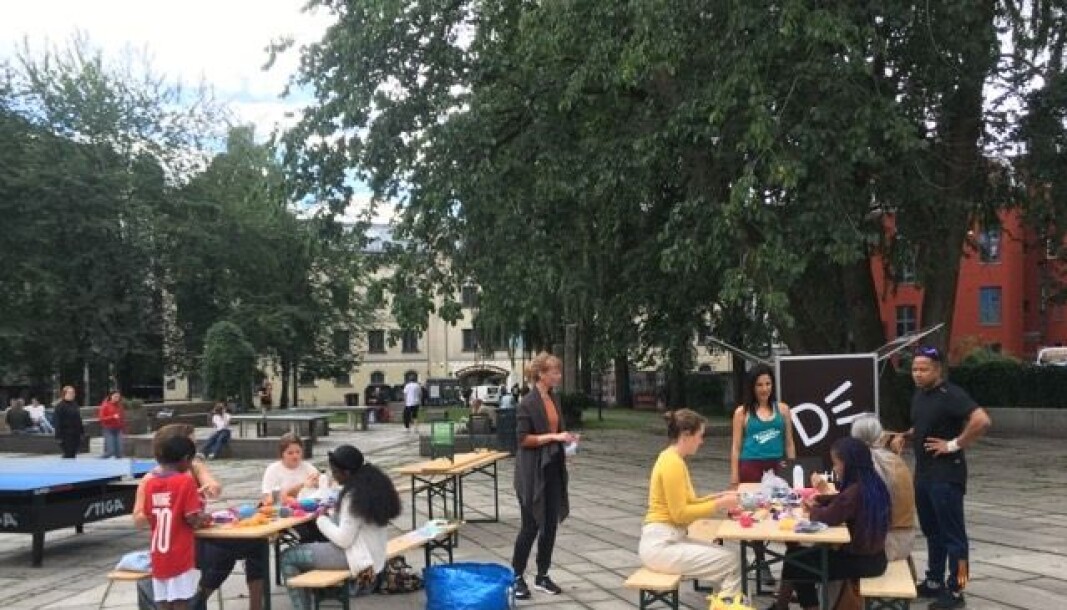 Sommerbiblioteket på Schous plass har sin siste åpne utedag fredag 7. august. — Det er bare å stikke innom, sier Lea Webøe, som har vært ansatt på utebiblioteket hele sommeren. Sommerbiblioteket på Schous plass har sin siste åpne utedag fredag 7. august. — Det er bare å stikke innom, sier Lea Webøe, som har vært ansatt på utebiblioteket hele sommeren.