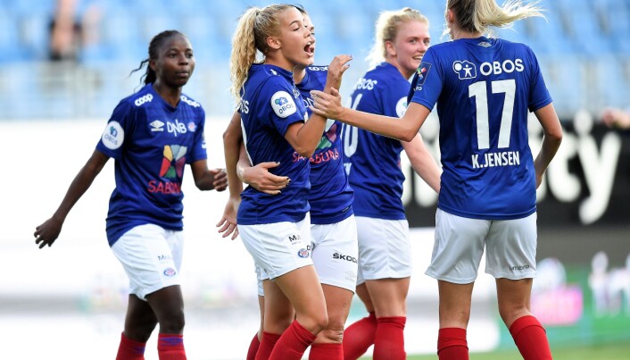 Celin Bizet Ildhusøy gratuleres etter scoringen som sikret Vålerenga uavgjort mot Kolbotn fredag kveld. Celin Bizet Ildhusøy gratuleres etter scoringen som sikret Vålerenga uavgjort mot Kolbotn fredag kveld.