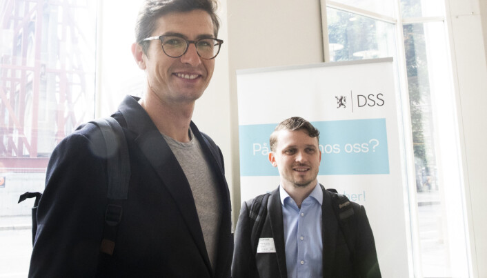 Kristian Akerbo fra Voi og Lars-Christian Grødem-Olsen fra Tier Mobility (bak) er klare for å innføre et samarbeid om bedringen av bruken til elsparkesyklene i byen. Kristian Akerbo fra Voi og Lars-Christian Grødem-Olsen fra Tier Mobility (bak) er klare for å innføre et samarbeid om bedringen av bruken til elsparkesyklene i byen.