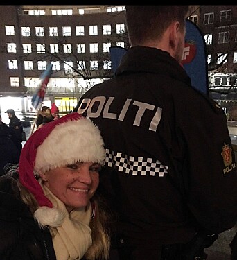 Cecilie Lyngby dekker seg bak en robust politimann. Cecilie Lyngby dekker seg bak en robust politimann.