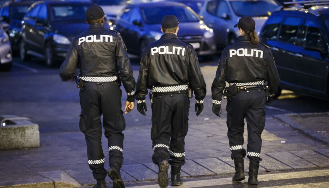 Tre politifolk patruljerer gatene. Tre politifolk patruljerer gatene.