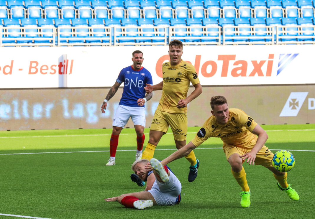 Aron Dønnum roper på straffe når Wilhjalmsson går overende, men dommeren velger å ikke blåse. Aron Dønnum roper på straffe når Wilhjalmsson går overende, men dommeren velger å ikke blåse.