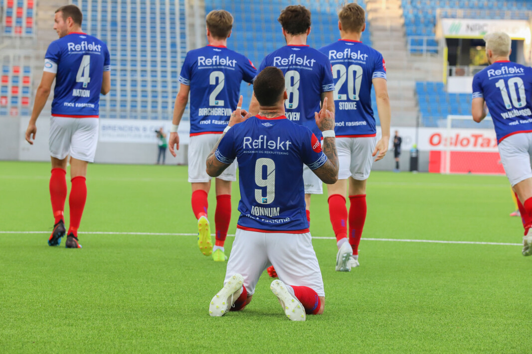 Aron Dønnum takker fotballgudene etter å ha utlignet til 2-2. Aron Dønnum takker fotballgudene etter å ha utlignet til 2-2.