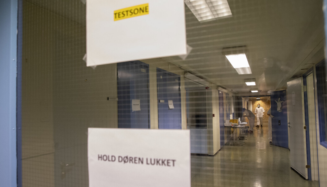 Koronatesting skal gjøres i kontrollerte omgivelser, men daglig leder på en legevakt i Oslo opplever at stadig flere pasienter lyver om at de er symptomfrie eller at de ikke sitter i karantene før de ankommer legevakta. Koronatesting skal gjøres i kontrollerte omgivelser, men daglig leder på en legevakt i Oslo opplever at stadig flere pasienter lyver om at de er symptomfrie eller at de ikke sitter i karantene før de ankommer legevakta.