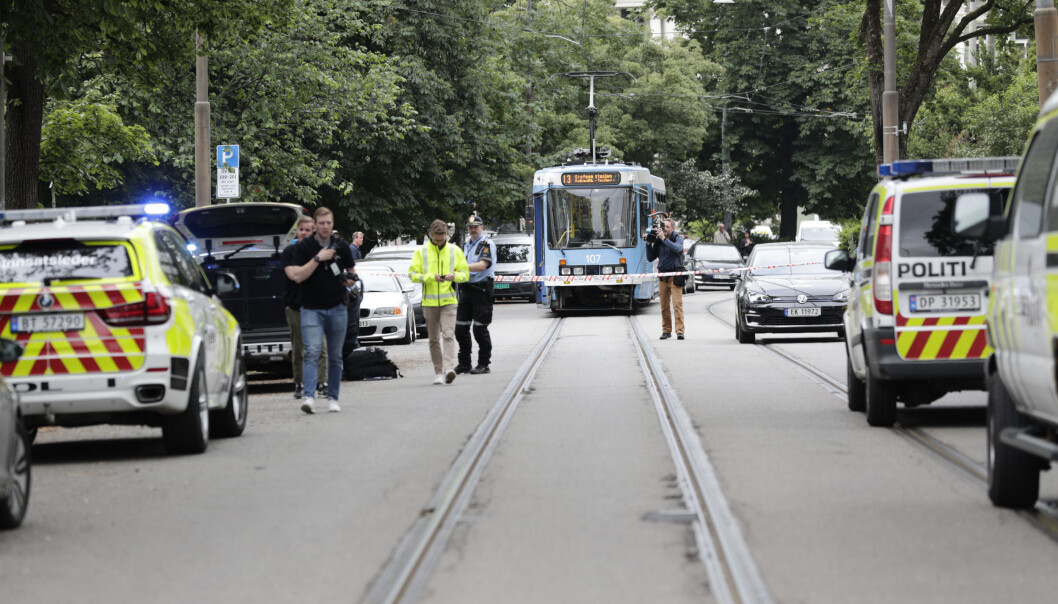 Flere patruljer var raskt på stedet etter at den 59 år gamle mannen hadde truet trikkeføreren med kniv. Flere patruljer var raskt på stedet etter at den 59 år gamle mannen hadde truet trikkeføreren med kniv.
