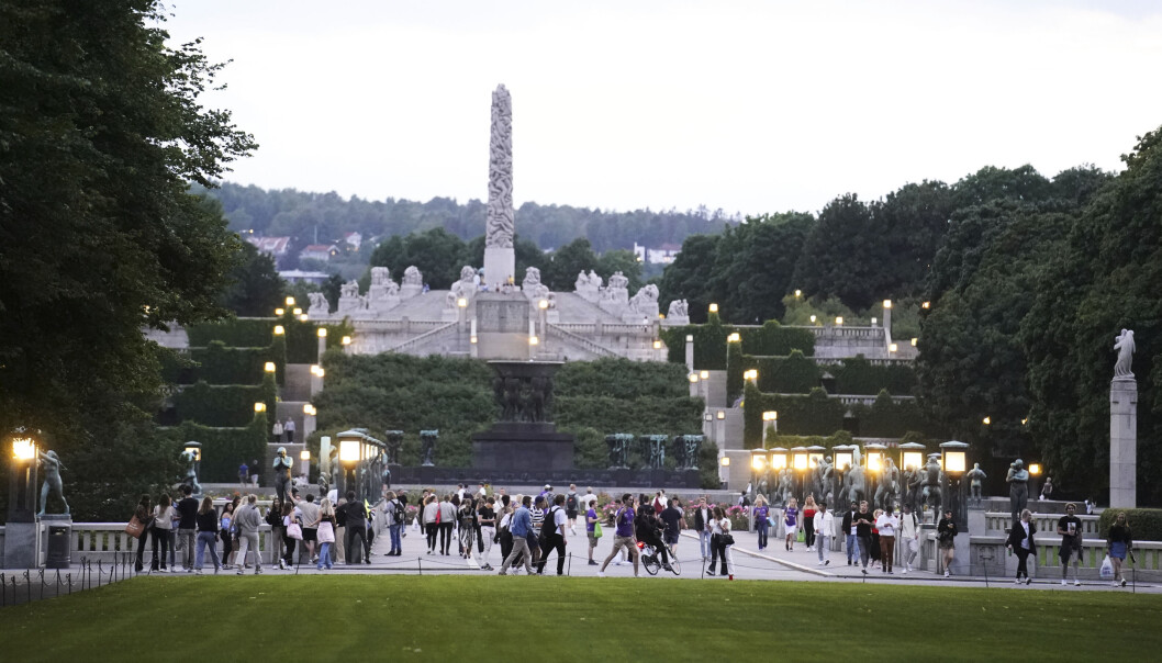 Store grupper med studenter samlet flere steder i Frognerparken mandag kveld og utover natta. Politiet var til stede, men bøtela ikke for drikking. Store grupper med studenter samlet flere steder i Frognerparken mandag kveld og utover natta. Politiet var til stede, men bøtela ikke for drikking.