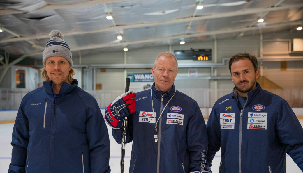 F.v assistenttrener Morten Ask, hovedtrener Roy Johansen og sportslig leder Frikk Juell. Trioen skal lede Vålerenga hockey i den første sesongen på nye Jordal Amfi.