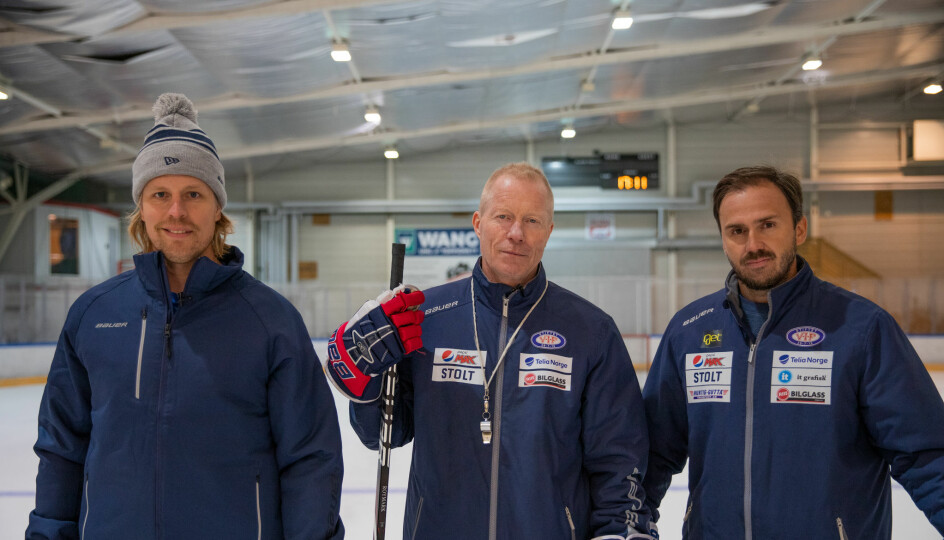 F.v assistenttrener Morten Ask, hovedtrener Roy Johansen og sportslig leder Frikk Juell. Trioen skal lede Vålerenga hockey i den første sesongen på nye Jordal Amfi.