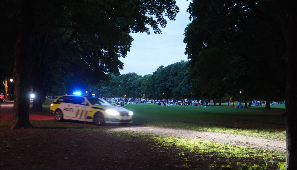 — Vi får ikke gjort annet enn å oppfordre dem pent til å holde avstand og følge smittevernreglene. Det gjør de i liten grad, sier politiets operasjonsleder André Kråkenes. — Vi får ikke gjort annet enn å oppfordre dem pent til å holde avstand og følge smittevernreglene. Det gjør de i liten grad, sier politiets operasjonsleder André Kråkenes.