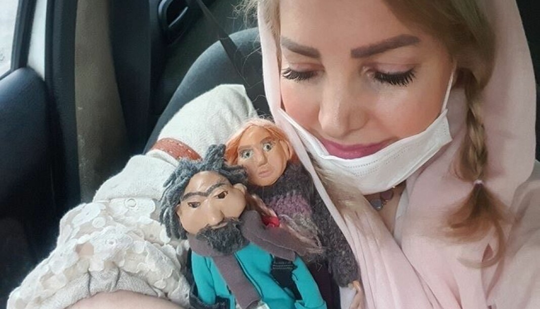 Den iransk-kurdiske kunstneren Sara Hosseini, bosatt i Teheran, er nysgjerrig på om dukkene har funnet seg et trygt sted å bo. Hun sendte dukkene ut på flukt fra Iran, som en del av hennes eget kunstprosjekt, My Missing Homeland.