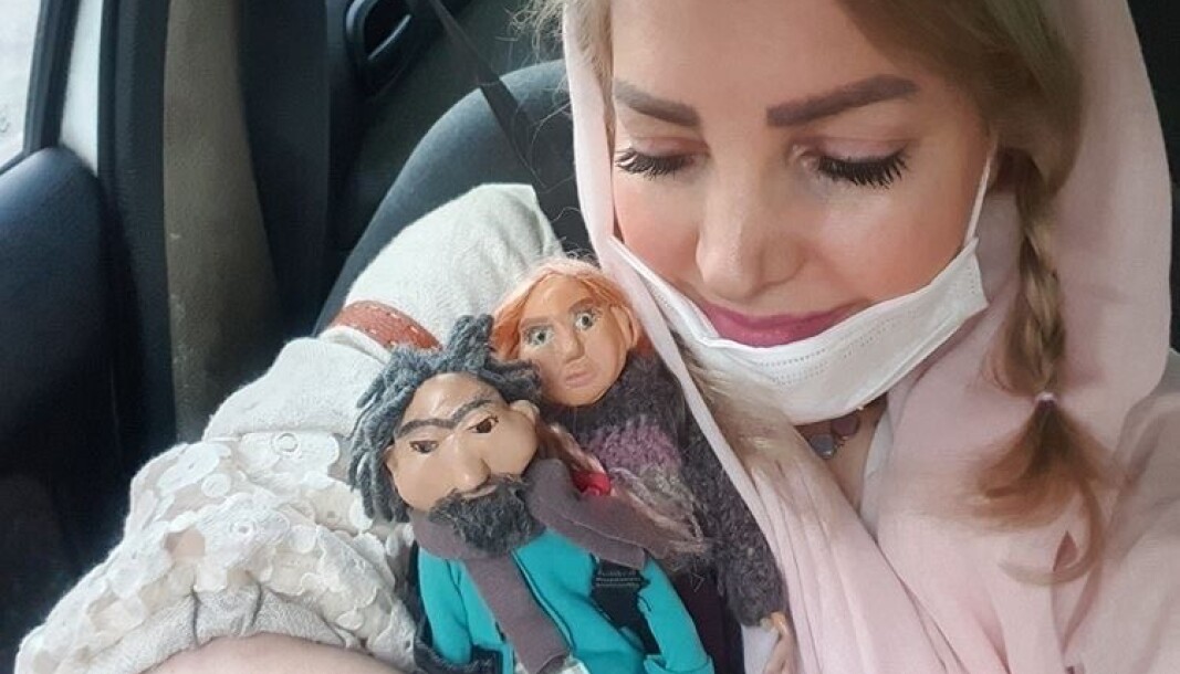 Den iransk-kurdiske kunstneren Sara Hosseini, bosatt i Teheran, er nysgjerrig på om dukkene har funnet seg et trygt sted å bo. Hun sendte dukkene ut på flukt fra Iran, som en del av hennes eget kunstprosjekt, My Missing Homeland. Den iransk-kurdiske kunstneren Sara Hosseini, bosatt i Teheran, er nysgjerrig på om dukkene har funnet seg et trygt sted å bo. Hun sendte dukkene ut på flukt fra Iran, som en del av hennes eget kunstprosjekt, My Missing Homeland.
