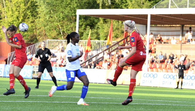 Ajara Njoya hadde flere store sjanser til å avgjøre kveldens kamp. Den aller største sjansen traff tverrliggeren. Ajara Njoya hadde flere store sjanser til å avgjøre kveldens kamp. Den aller største sjansen traff tverrliggeren.